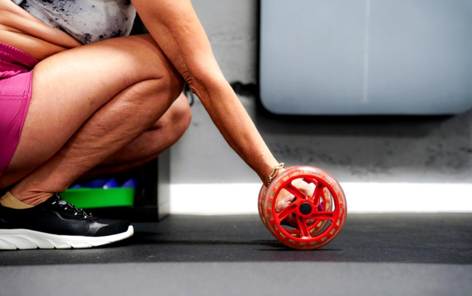 Entrenamiento especializado de gimnasia cross-training mostrando técnicas avanzadas de movimiento
